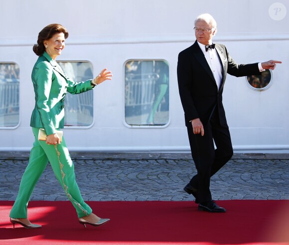 La reine Silvia de Suède et le roi Carl Gustav - Arrivées au dîner à bord du S/S Stockholm la veille du mariage du prince Carl Philip de Suède et de Sofia Hellqvist à Stockholm le 12 juin 2015  Queen Silvia, king Carl XVI Gustaf Arrivals for the pre-wedding dinner - Royal wedding of Prince Carl Philip and Sofia Hellqvist in Stockholm, Sweden 2015-06-1212/06/2015 - Stockholm