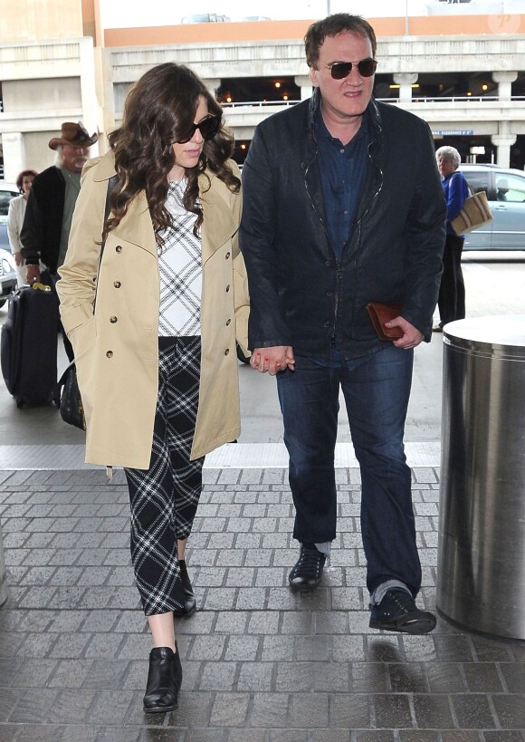 Quentin Tarantino et sa compagne Courtney Hoffman vont prendre l'avion à Los Angeles le 9 juin 2015.