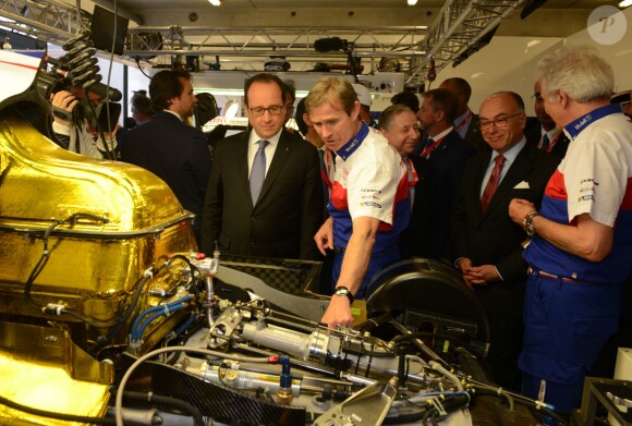 Le President Francois Hollande visite le stand Toyota au 24 heures du Mans le 13 juin 2015.