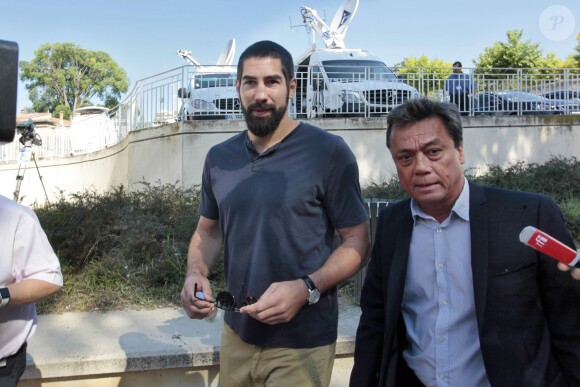 Nikola Karabatic et son avocat Jean-Marc Phung au premier jour du procès des paris suspects et du supposé match de handball truqué au tribunal correctionnel de Montpellier le 15 juin 2015