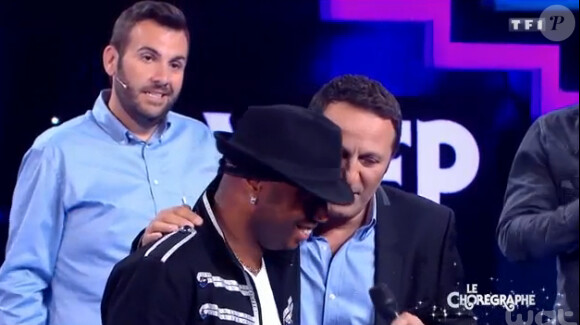 Le comédien Laurent Ournac, méconnaissable dans son nouveau corps, se déhanche dans Vendredi tout est permis, sur TF1, le vendredi 12 juin 2015