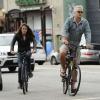 Exclusif - Tim Robbins faisant du vélo avec son fils aux cheveux très longs, Miles à Venice Beach, un des quartiers de Los Angeles le 24 juillet 2013