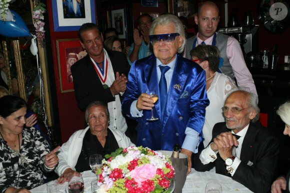 Exclusif - Rosa Bouglione (104 ans) avec son fils Emilien et Michou - L'homme en bleu fête son 84e anniversaire dans son cabaret Chez Michou à Paris le 18 juin 2015.