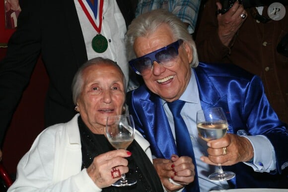Exclusif - Rosa Bouglione (104 ans) et Michou - L'homme en bleu fête son 84e anniversaire dans son cabaret Chez Michou à Paris le 18 juin 2015.