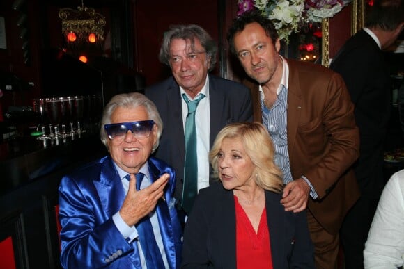 Exclusif - Michou, Hervé Vilard, Nicoletta et son mari Jean-Christophe Molinier - L'homme en bleu fête son 84e anniversaire dans son cabaret Chez Michou à Paris le 18 juin 2015.