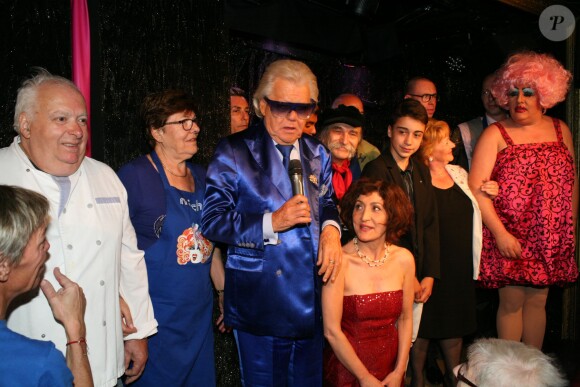 Exclusif - Miichou, toute son équipe et Patricia Caille - L'homme en bleu fête son 84e anniversaire dans son cabaret Chez Michou à Paris le 18 juin 2015.