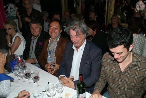 Exclusif - Jean-Christophe Molinier et Hervé Vilard - L'homme en bleu fête son 84e anniversaire dans son cabaret Chez Michou à Paris le 18 juin 2015.