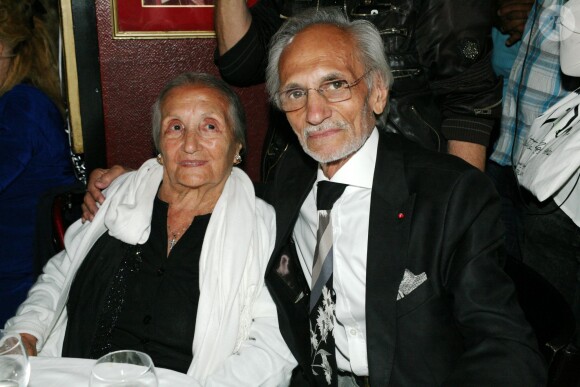 Exclusif - Rosa Bouglione (104 ans) avec son fils Emilien - L'homme en bleu fête son 84e anniversaire dans son cabaret Chez Michou à Paris le 18 juin 2015.