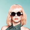 La chanteuse Lily Allen, blonde pour la nouvelle campagne de lunettes de soleil du créateur Henry Holland, en mars 2015.