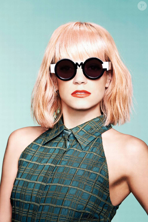 La chanteuse Lily Allen, blonde pour la nouvelle campagne de lunettes de soleil du créateur Henry Holland, en mars 2015.