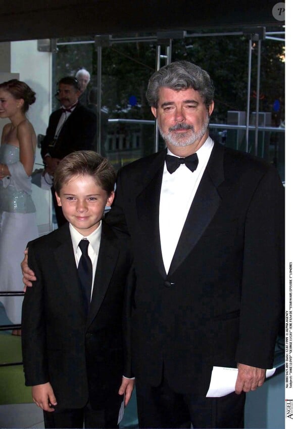 Jake Lloyd et George Lucas lors de la première de Star Wars : La menace fantôme, à Londres le 12 juillet 1999