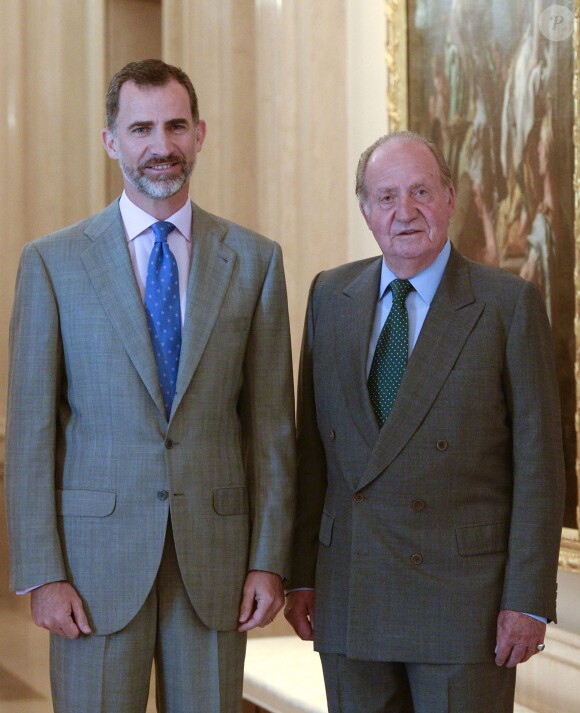 Le roi Felipe VI et son père le roi Juan Carlos d'Espagne participent à une réunion de la Fondation COTEC au palais de la Zarzuela à Madrid, le 22 juin 2015.