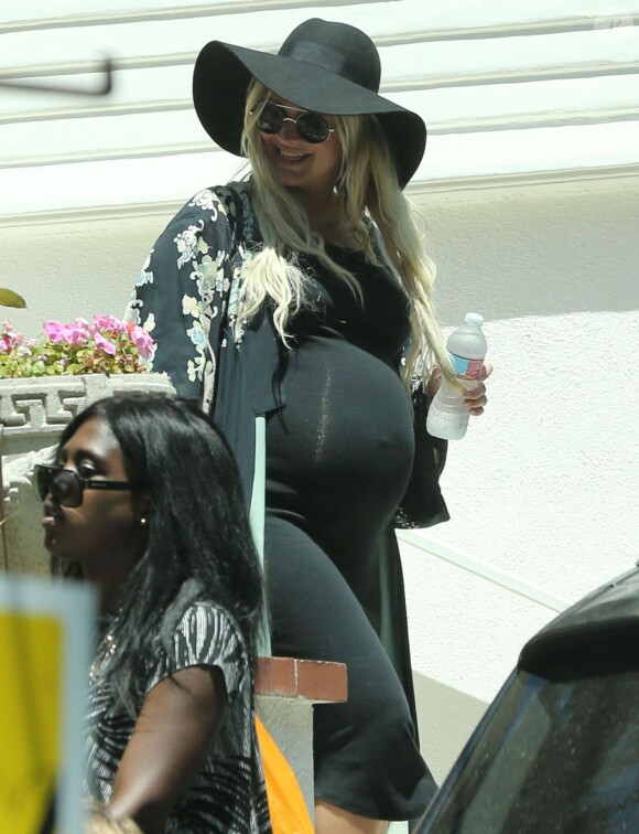Exclusif - Ashlee Simpson enceinte - La famille Simpson réunie pour une fête d'anniversaire à Hollywood, le 20 juin 2015.