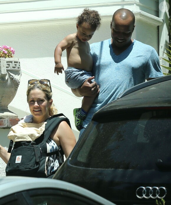 Exclusif - Donald Faison, sa femme CaCee Cobb et leurs enfants Wilder et Rocco - La famille Simpson réunie pour une fête d'anniversaire à Hollywood, le 20 juin 2015.