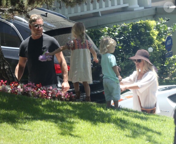 Exclusif - Jessica Simpson, son mari Eric Johnson et leurs enfants Maxwell et Ace - La famille Simpson réunie pour une fête d'anniversaire à Hollywood, le 20 juin 2015.