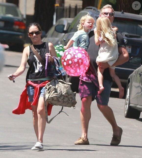 Exclusif - Eric Johnson et ses enfants Maxwell et Ace - La famille Simpson réunie pour une fête d'anniversaire à Hollywood, le 20 juin 2015.