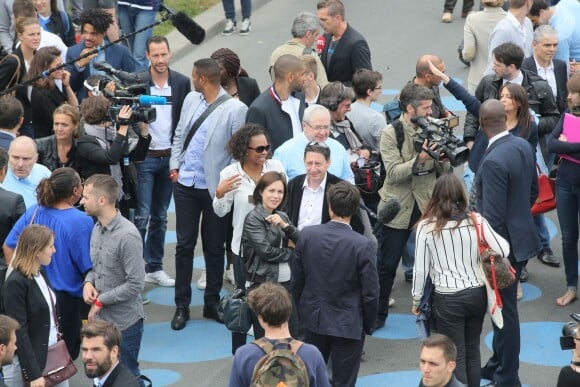 Michaël Llodra, Laura Flesse, Nathalie Péchalat et Jean-Paul Huchon sur les quais de Seine à Paris le 23 juin 2015 à l'occasion de la candidature de la France à l'organisation des Jeux olympiques de 2024