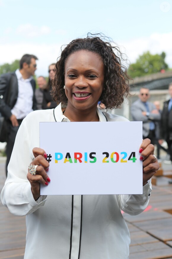 Laura Flessel sur les quais de Seine à Paris le 23 juin 2015 à l'occasion de la candidature de la France à l'organisation des Jeux olympiques de 2024