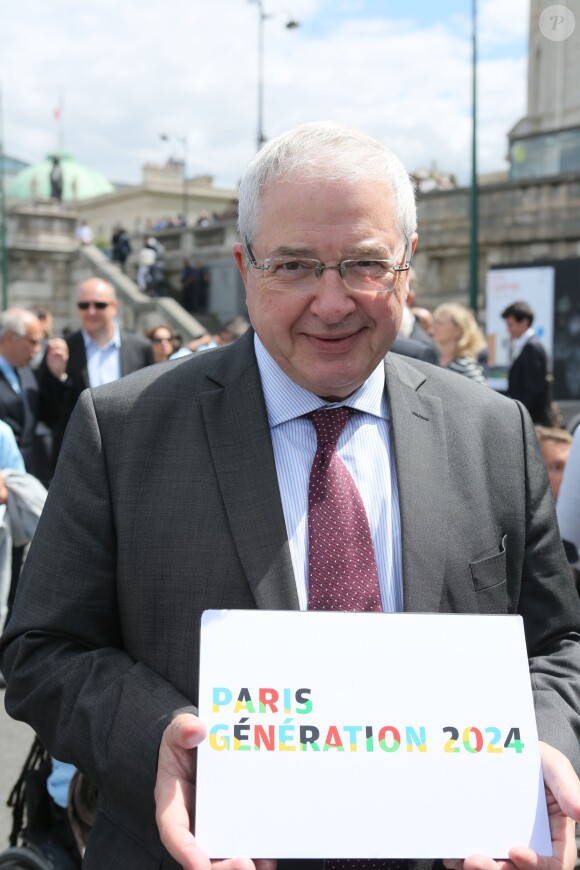 Jean-Paul Huchon sur les quais de Seine à Paris le 23 juin 2015 à l'occasion de la candidature de la France à l'organisation des Jeux olympiques de 2024