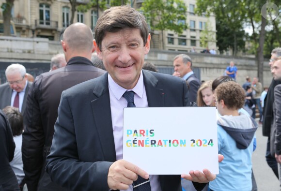 Patrick Kanner, ministre de la Ville, de la Jeunesse et des Sports sur les quais de Seine à Paris le 23 juin 2015 à l'occasion de la candidature de la France à l'organisation des Jeux olympiques de 2024