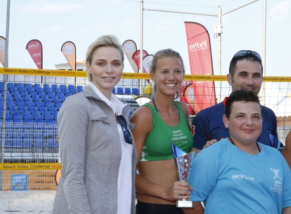 Exclusif - Le prince Albert II de Monaco et la princesse Charlène remettent les prix lors du tournoi Beach Volley Challenge organisé par les carabiniers de Monaco au profit de la Fondation Princesse Charlène de Monaco le 20 juin 2015