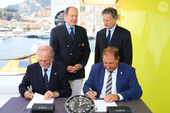 Le prince Albert II de Monaco lors de l'inauguration du yacht "Yersin" à Monaco le 20 juin 2015.