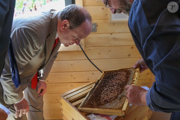 Le prince Albert II de Monaco lors de l'inauguration de la maison de l'apidologie (Recherches et études sur l'élevage et le comportement des abeilles) à Mazaugues le 19 juin 2015