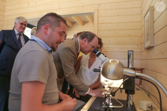 Le prince Albert II de Monaco lors de l'inauguration de la maison de l'apidologie (Recherches et études sur l'élevage et le comportement des abeilles) à Mazaugues le 19 juin 2015