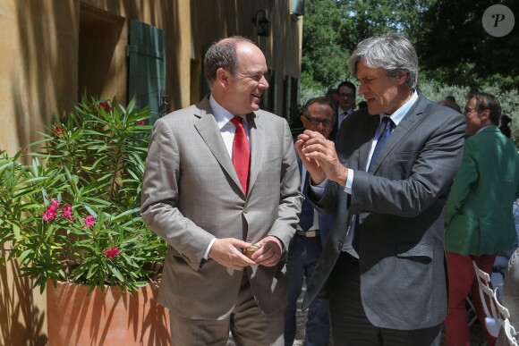 Le prince Albert II de Monaco lors de l'inauguration de la maison de l'apidologie (Recherches et études sur l'élevage et le comportement des abeilles) à Mazaugues le 19 juin 2015