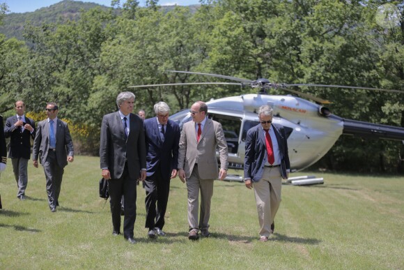 Le prince Albert II de Monaco lors de l'inauguration de la maison de l'apidologie (Recherches et études sur l'élevage et le comportement des abeilles) à Mazaugues le 19 juin 2015
