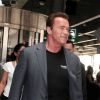 Arnold Schwarzenegger arrive à l'aéroport de New York avec sa compagne Heather Milligan le 23 juin 2015.  