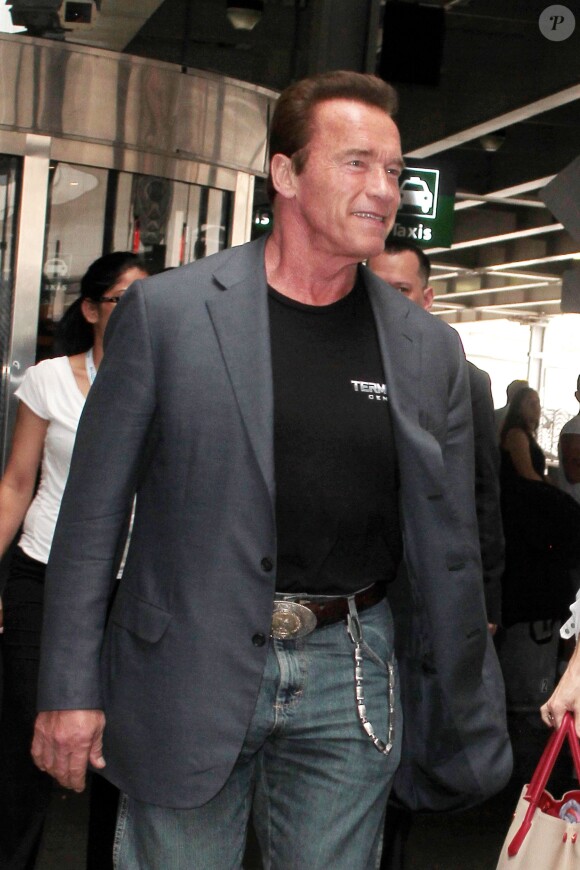 Arnold Schwarzenegger arrive à l'aéroport de New York avec sa compagne Heather Milligan le 23 juin 2015.  