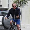 Patrick Schwarzenegger, rejoint par son père Arnold, fait du vélo dans les rues de Venice avec des amis pour se rendre à son cours de gym. Le 13 mai 2015  