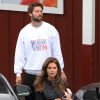 Maria Shriver va faire du shopping avec ses enfants Patrick et Katherine Schwarzenegger au Brenwood Country Mart, le 25 avril 2015. Patrick porte un sweat avec l'inscription "Reagan/Bush 84".  