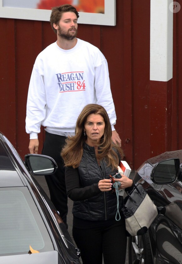 Maria Shriver va faire du shopping avec ses enfants Patrick et Katherine Schwarzenegger au Brenwood Country Mart, le 25 avril 2015. Patrick porte un sweat avec l'inscription "Reagan/Bush 84".  