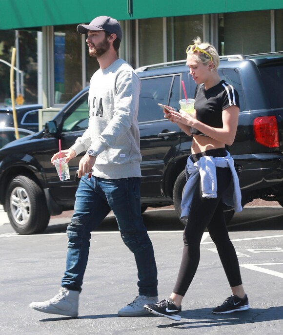 Patrick Schwarzenegger et sa petite amie Miley Cyrus sont allés déjeuner à Sherman Oaks, le 2 avril 2015
