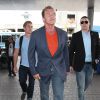 Arnold Schwarzenegger porte une bague "Terminator" à son arrivée à l'aéroport de Los Angeles, le 15 juin 2015. 