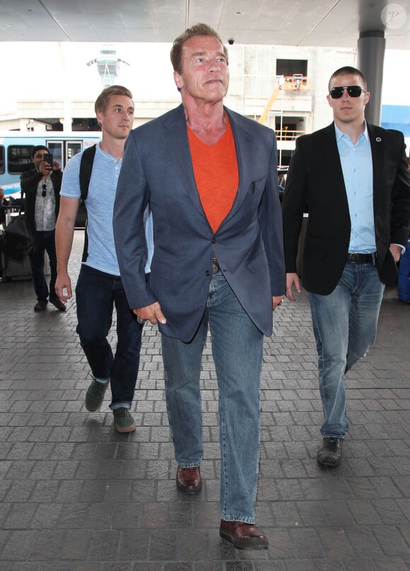 Arnold Schwarzenegger porte une bague "Terminator" à son arrivée à l'aéroport de Los Angeles, le 15 juin 2015. 