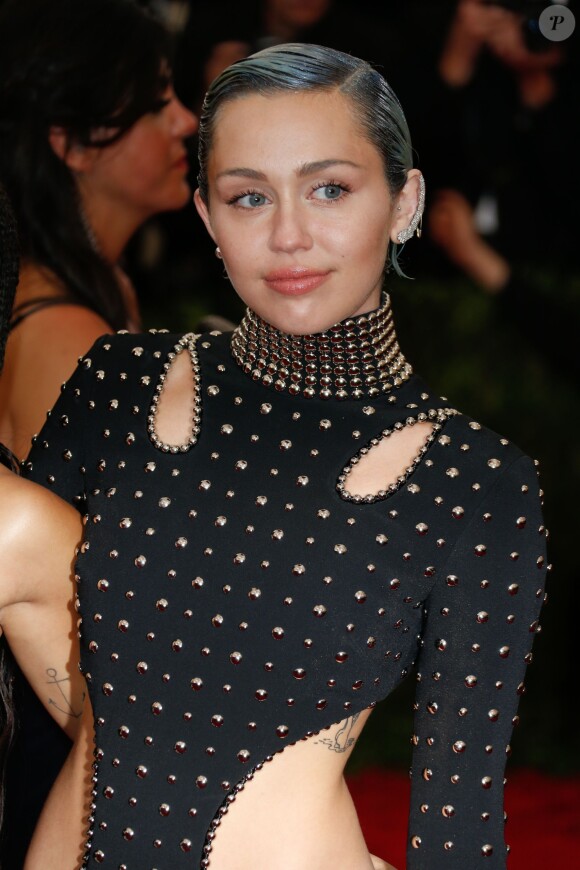 Miley Cyrus - Soirée Costume Institute Gala 2015 (Met Ball) au Metropolitan Museum, célébrant l'ouverture de Chine: à travers le miroir à New York. Le 4 mai 2015. 
