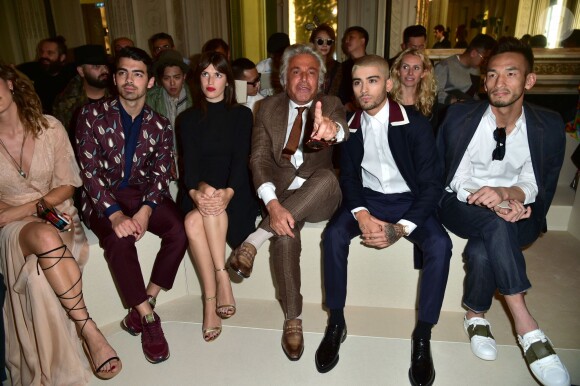 Joe Jonas, Jeanne Damas, Giancarlo Giammetti, Zayn Malik et Hidetoshi Nakata lors du défilé Valentino (collection homme printemps-été 2016) à l'hôtel Salomon de Rothschild. Paris, le 24 juin 2015.