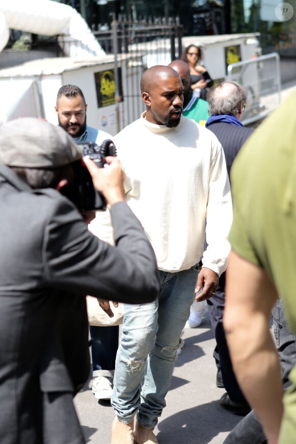 Kanye West quitte le Parc Andre-Citroën à l'issue du défilé Louis Vuitton (collection homme printemps-été 2016). Paris, le 25 juin 2015.