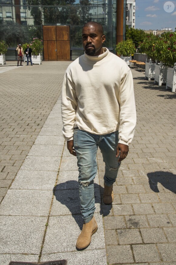 Kanye West lors du défilé Louis Vuitton (collection homme printemps-été 2016) au Parc Andre-Citroën. Paris, le 25 juin 2015.