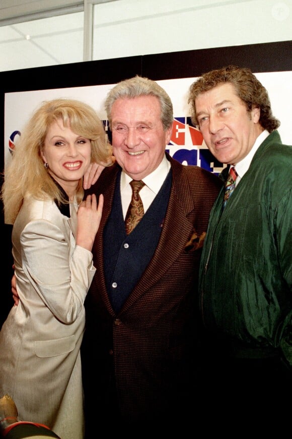 Patrick Macnee, Joanna Lumley et Gareth Hunt à Londres en 1995