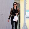 Kendall Jenner quitte la boutique "LaserAway" à Santa Monica, tout de noir vêtue. Le 23 juin 2015.