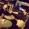 Léonard Trierweiler et Louis Sarkozy font la paix à la terrasse d'un café parisien, le 28 juin 2015.