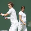 Andy Murray et sa coach Amélie Mauresmo, enceinte, lors d'un entraînement au All England Lawn Tennis and Croquet Club de Wimbledon, à Londres, le 28 juin 2015