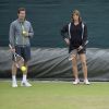 Andy Murray et sa coach Amélie Mauresmo, enceinte, lors d'un entraînement au All England Lawn Tennis and Croquet Club de Wimbledon, à Londres, le 28 juin 2015