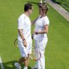 Amélie Mauresmo, enceinte, lors d'un entraînement d'Andy Murray, ici avec Jonas Björkman au All England Lawn Tennis and Croquet Club de Wimbledon, à Londres, le 24 juin 2015