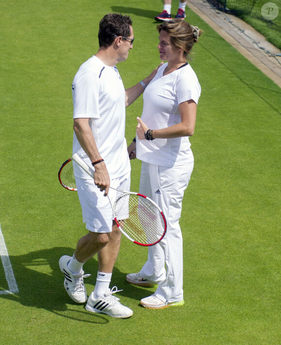 Amélie Mauresmo, enceinte, lors d'un entraînement d'Andy Murray, ici avec Jonas Björkman au All England Lawn Tennis and Croquet Club de Wimbledon, à Londres, le 24 juin 2015