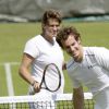 Amélie Mauresmo, enceinte, lors d'un entraînement avec Andy Murray et Jonas Björkman au All England Lawn Tennis and Croquet Club de Wimbledon, à Londres, le 24 juin 2015